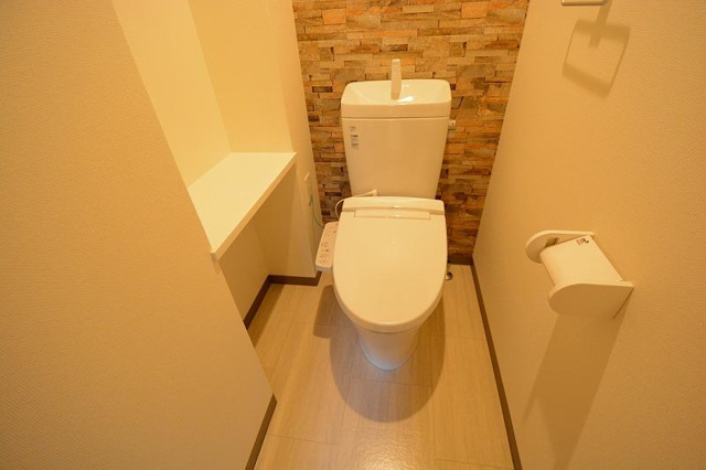 トイレ　温水洗浄便座付きのトイレです♪