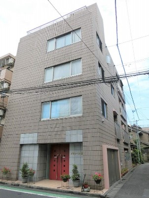 建物外観　鉄筋コンクリート造のがっちりとした建物。