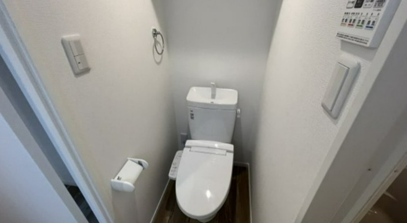 京成押上線 京成立石駅 徒歩3分 10階建 築3年のトイレ写真
