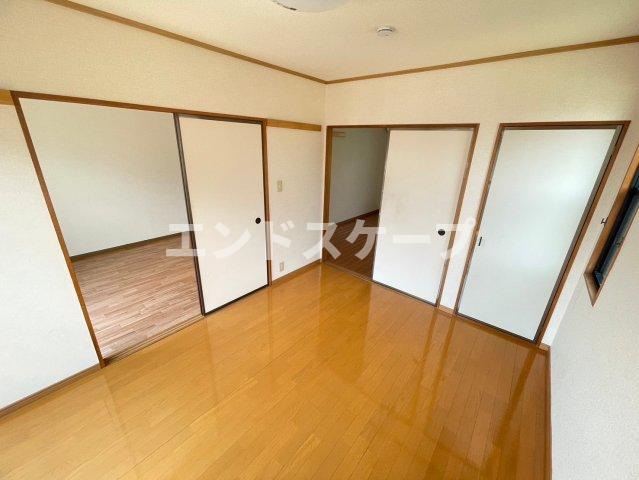 ＪＲ上越線 井野駅 徒歩11分 2階建 築32年の居間写真