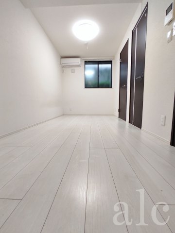 居室・リビング　ホワイトフローリングの清潔感のある居室です。