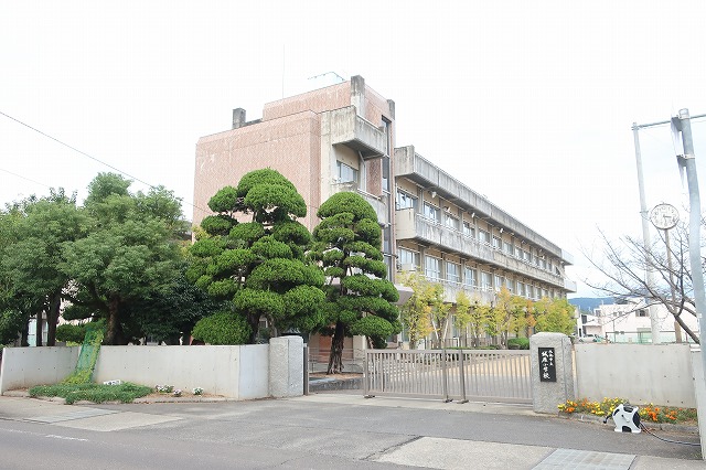 小学校　丸亀市立城辰小学校（小学校）まで593m