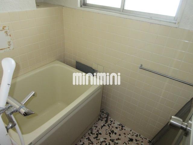 バス・シャワールーム　窓付きで明るいお風呂です。