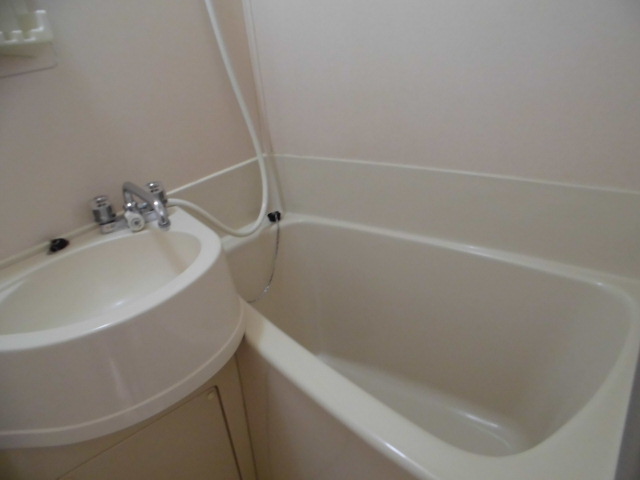 バス・シャワールーム　お風呂トイレ一緒のユニットバスです。