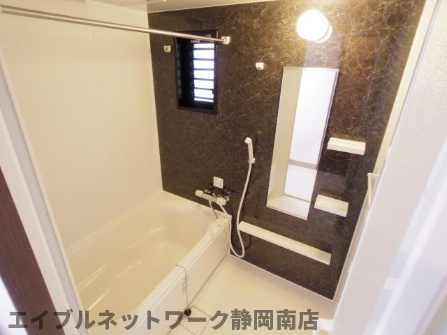 バス・シャワールーム　コンパクトで使いやすいお風呂です