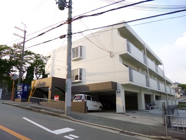 【ビスタ萩原台１号館の駐車場】