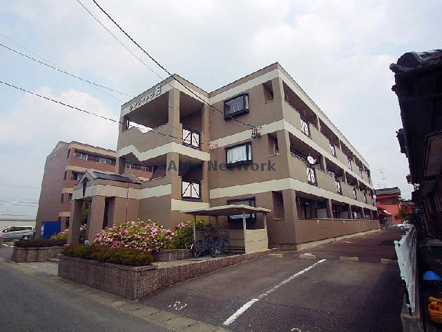 羽島郡笠松町円城寺のマンションの建物外観