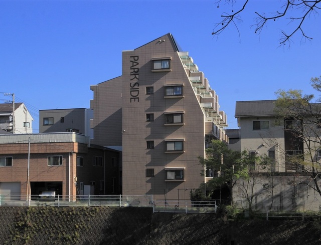 松山市立花のマンションの建物外観