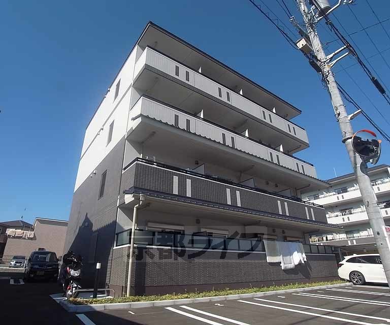 京都市伏見区横大路東裏町のマンションの建物外観