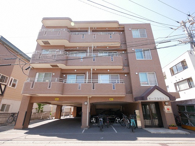 【札幌市中央区北十三条西のマンションの建物外観】