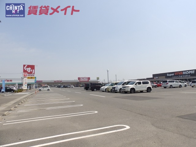 【津市栗真中山町のアパートのショッピングセンター】