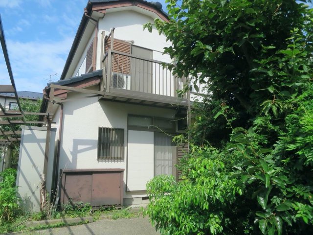 駐車場　南西向きで日当たりの良い庭と駐車スペース２台あります