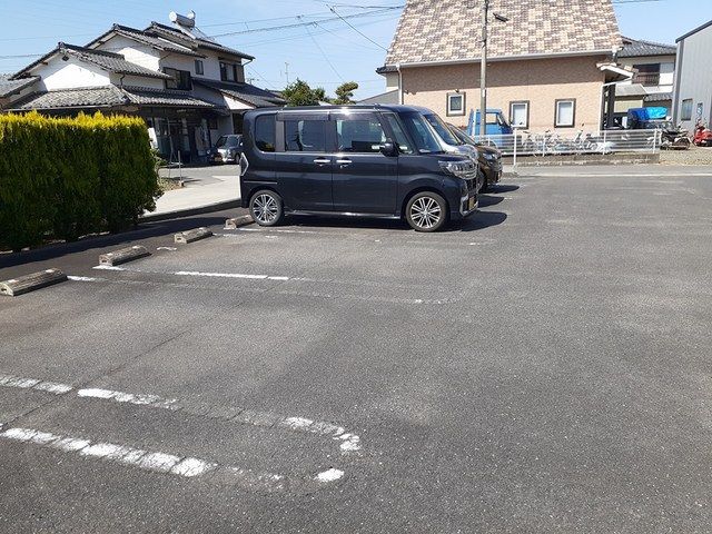 【メゾン・ラシーヌIIIの駐車場】