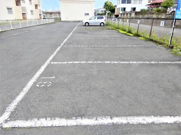 【角田市角田のマンションの駐車場】