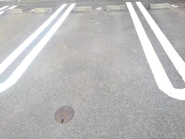 【西脇市野村町のアパートの駐車場】