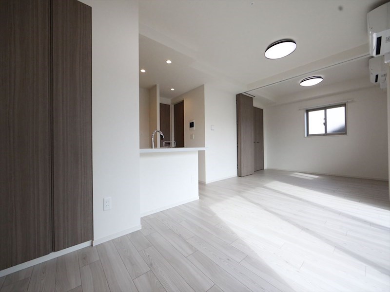 居室・リビング　ＬＤＫ13帖　洋室5帖　つなげても仕切っても使えます