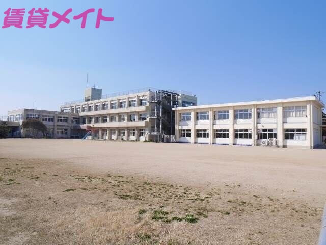 【松阪市西肥留町のアパートの小学校】