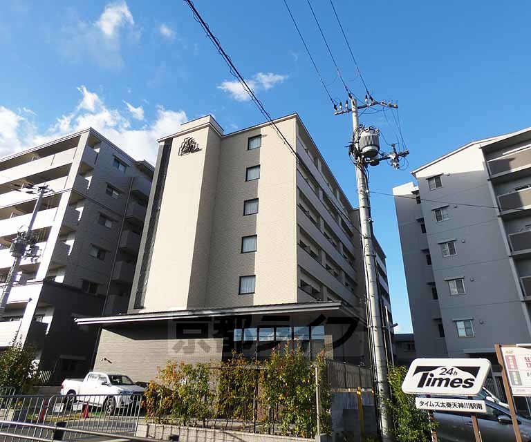 京都市右京区太秦下角田町のマンションの建物外観