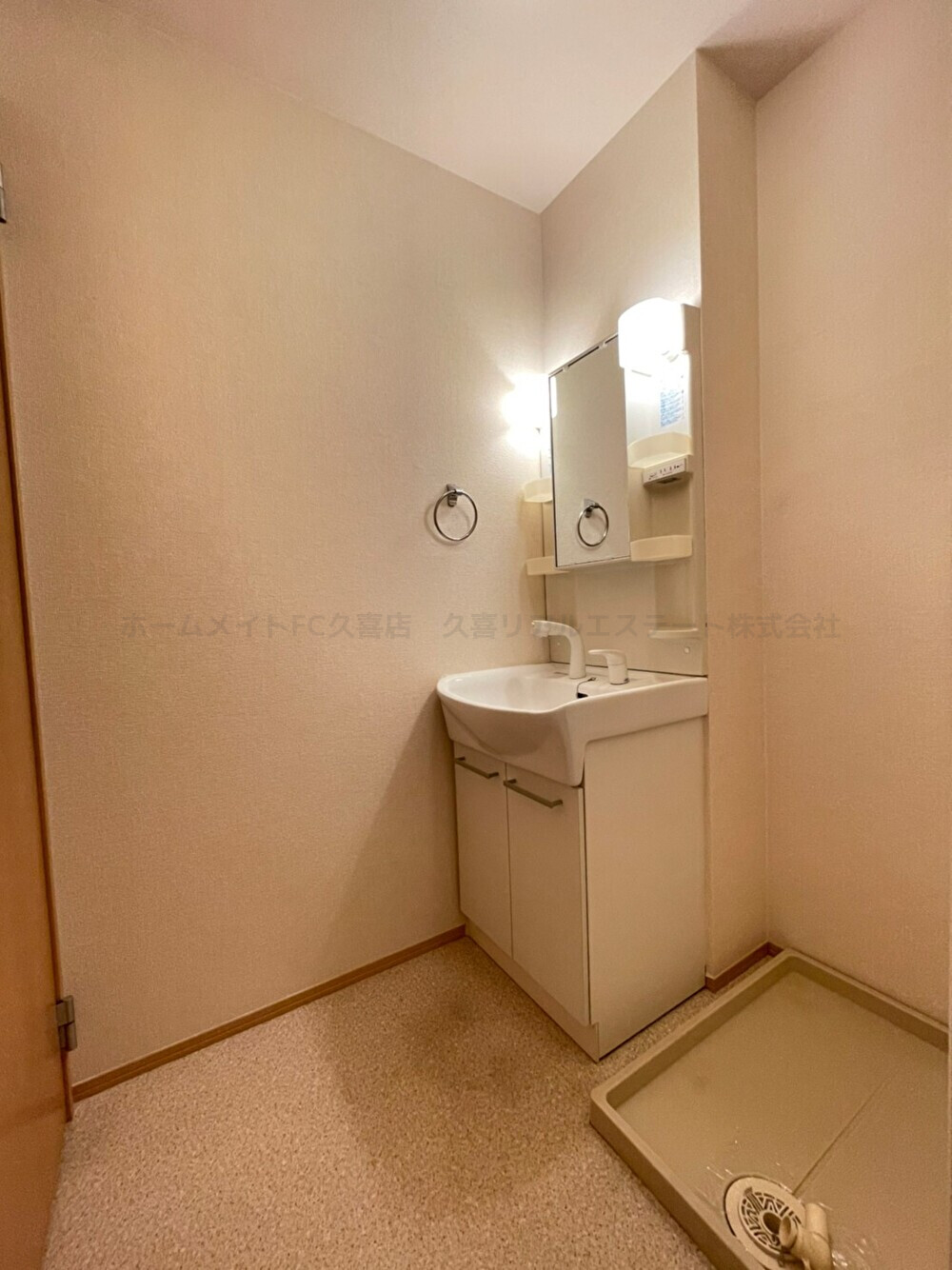 洗面設備　同建物別号室　嬉しい！シャワー付き洗面化粧台！広い脱衣場！