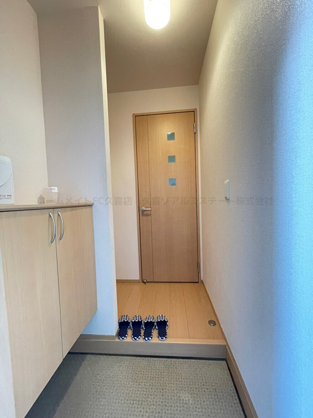 玄関　同建物別号室　ピカピカフローリング！フラットな玄関ホール！