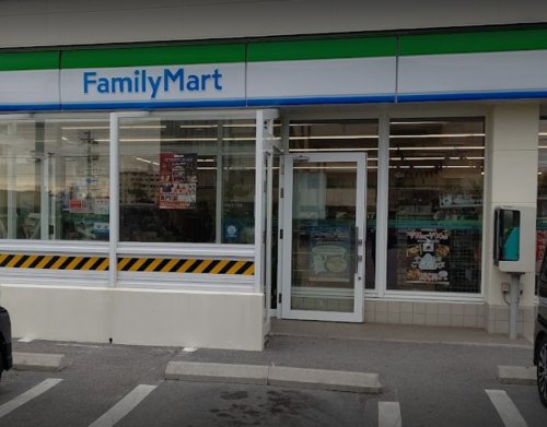 コンビニ　沖縄ファミリーマート 那覇真嘉比三丁目店（コンビニ）まで518m