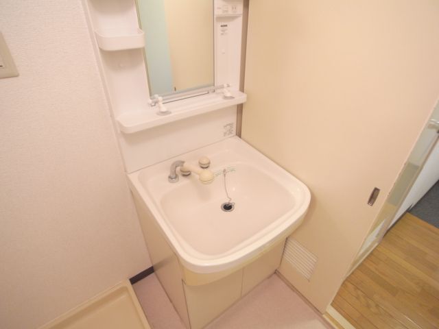 洗面設備　大きい脱衣所です。