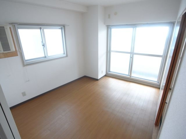 居室・リビング　明るい寝室スペース。