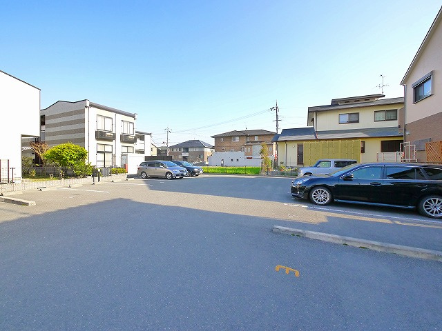 駐車場　駐車場があるので、車を買う予定の方も安心です