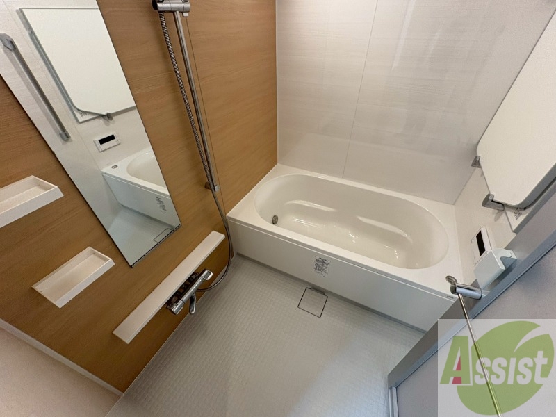 バス・シャワールーム　広々したお風呂で快適にくつろげそうです。