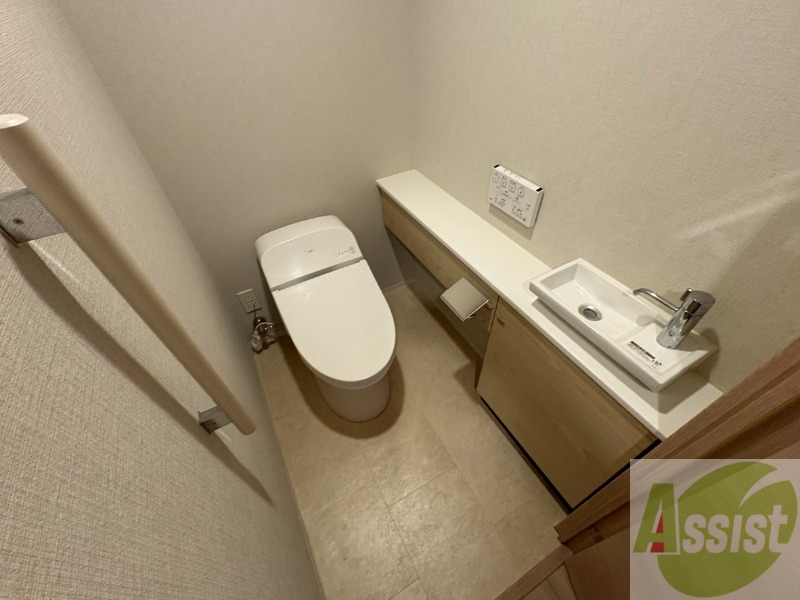 トイレ　広々お使いいただけるお手洗いになっています。