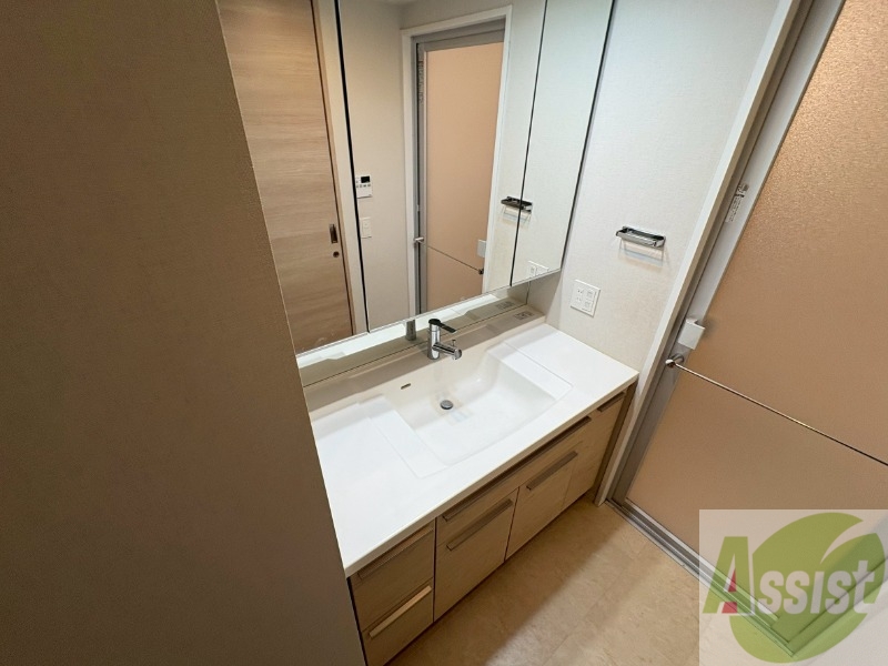 洗面設備　お洒落な独立洗面化粧台になっておりました！