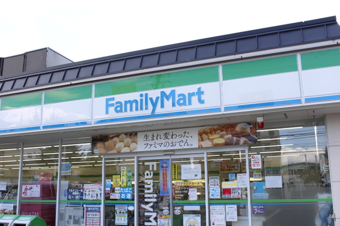 コンビニ　ファミリーマート（コンビニ）まで240m