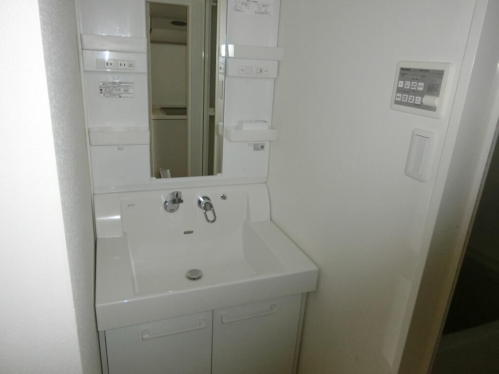 洗面設備　別のお部屋です。現状を優先させていただきます。