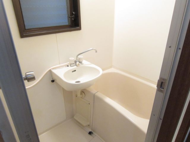 バス・シャワールーム　お風呂に窓あり