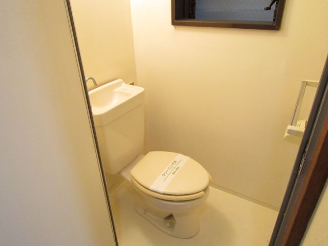 トイレ　トイレにも窓があるね