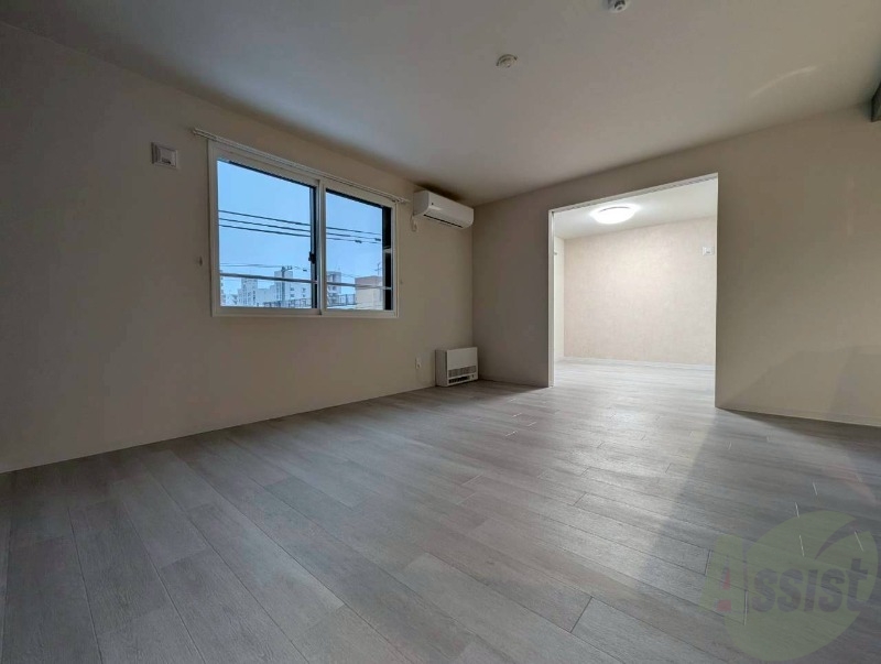 居室・リビング　フローリングや壁の色がお洒落な印象のリビングです。