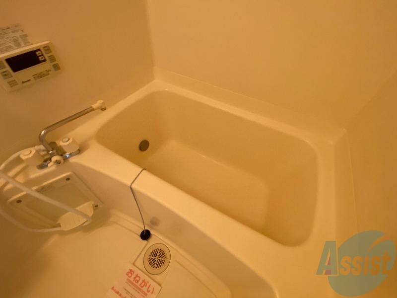 バス・シャワールーム　こちらはお風呂。一日の疲れをここで癒してください。