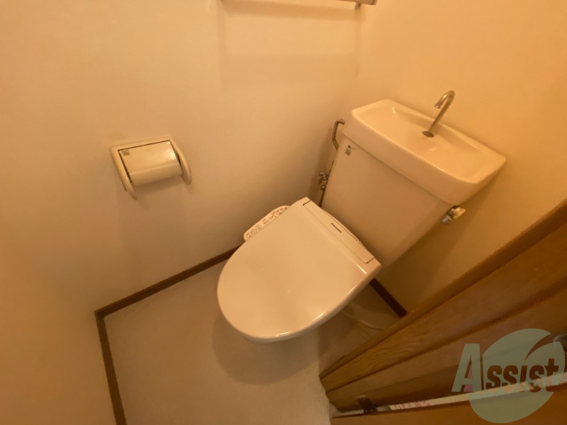 トイレ　ウォシュレット機能がついたトイレです。安心して使用できますね