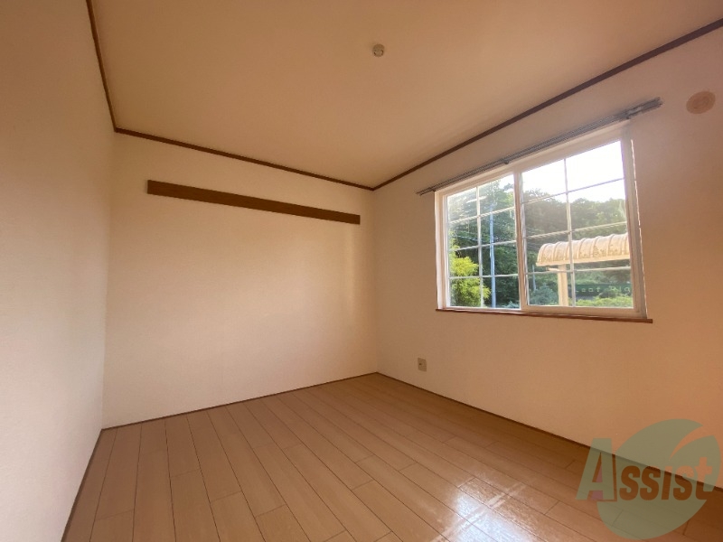 その他部屋・スペース　寝室には窓があるので、朝の目覚めが良さそうです。