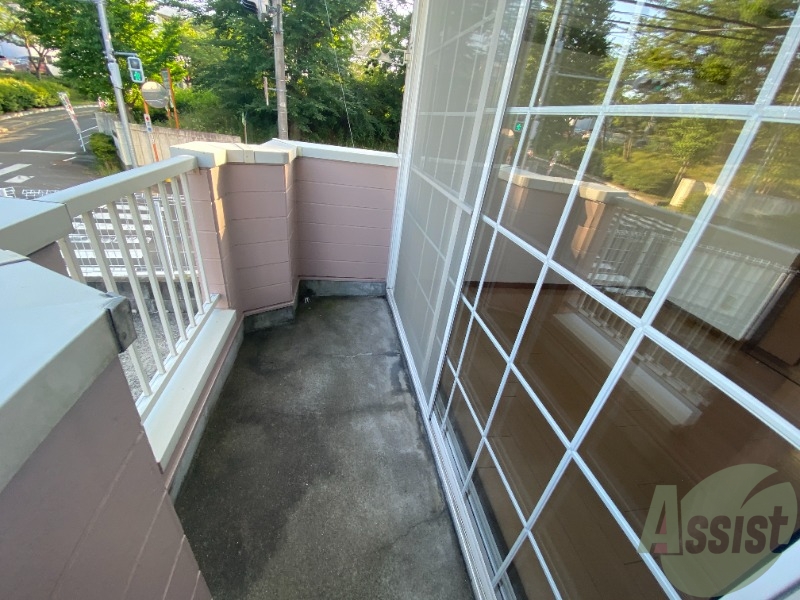 バルコニー　バルコニーは陽当たり良好で、洗濯物も乾きやすいですね