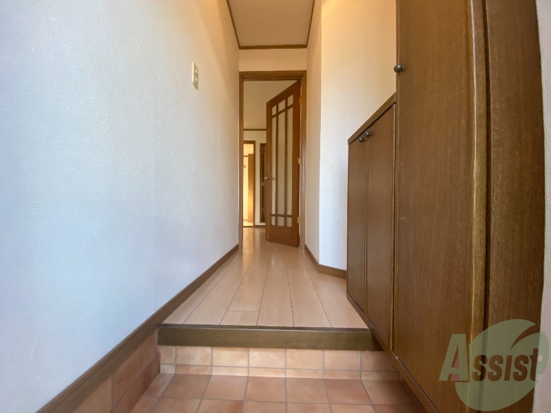 玄関　外から玄関を撮影してみました。広いリビングに繋がっています。