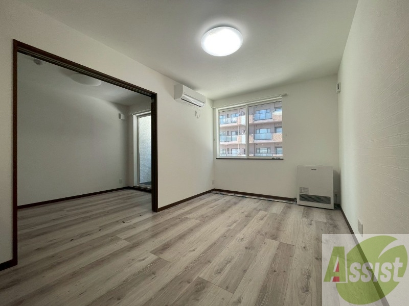 エントランス　木目のフローリングは落ち着きのある印象のお部屋になりますね。