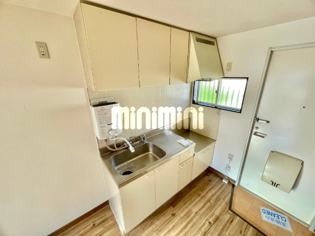 キッチン　明るいキッチンは二口ガスコンロが置けます