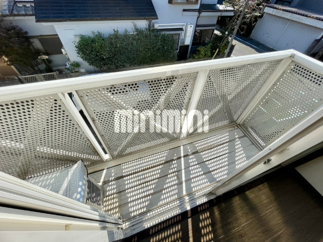 バルコニー　南向きのベランダには洗濯物がたっぷり干せます