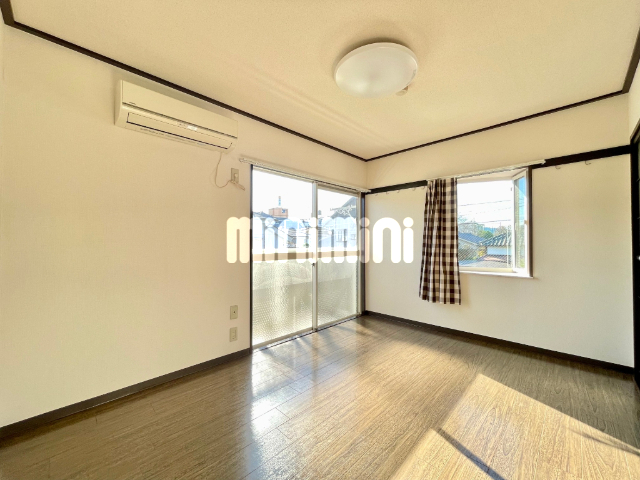 居室・リビング　角部屋二面採光です