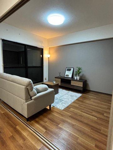 居室・リビング　リビングにはアクセントクロスを入れ、お洒落に仕上げてます