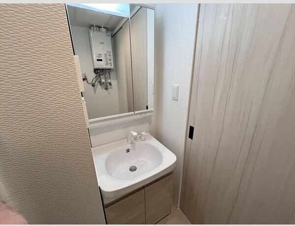 洗面設備　朝の身支度に便利な洗面台です♪