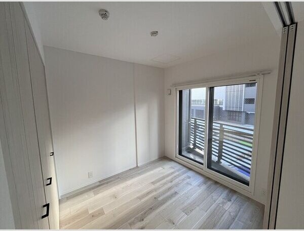 その他部屋・スペース　明るい洋室で気持ちまで明るくなりますね！