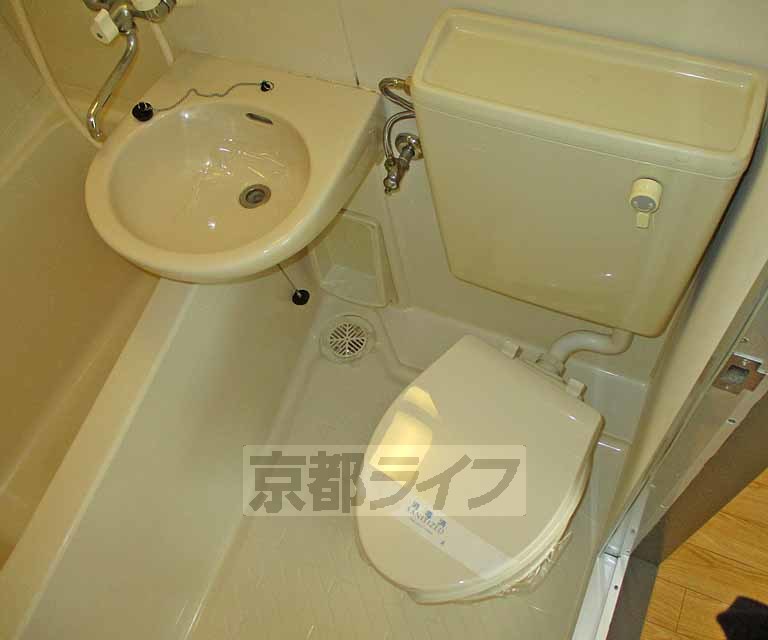 トイレ　ユニットバスですのでトイレ掃除が楽です。