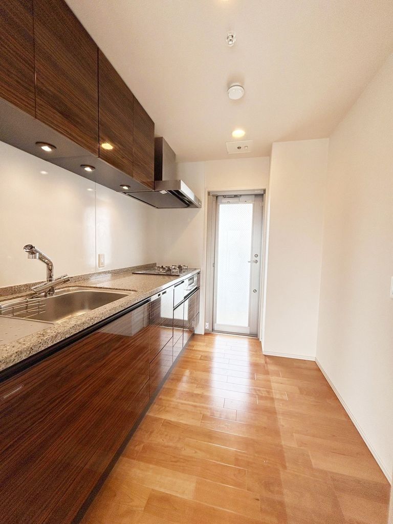 キッチン　天板は高級人造石フィオレストーン・バルコニーへ続く勝手口あり